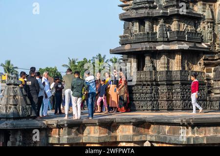 Belur, Karnataka, Indien - 9. Januar 2023: Eine große Menge indischer Touristen im historischen Chennakeshava Tempelkomplex. Stockfoto