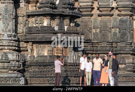 Belur, Karnataka, Indien - 9. Januar 2023: Eine große Menge indischer Touristen im historischen Chennakeshava Tempelkomplex. Stockfoto