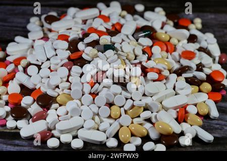 Kairo, Ägypten, 11. Januar 2024: Tablettenstapel, Konzept der medizinischen Behandlung mit Drogen, Konzept des Missbrauchs und des Drogenmissbrauchs, Hintergrund des Stapels und Stapel von c Stockfoto