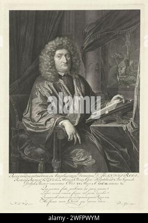 Porträt von Adriaan van Woelwijk alias Johannes Roos, Pieter van Gunst, nach Adriaen van der Werff, 1703–1731 Druck Adriaan van Woelwijk alias Johannes Roos, Kanon in Utrecht. Er ist vor seinem Schreibtisch und liest ein Buch. Im Hintergrund ein Gemälde der Kreuzigung Christi. Auf dem Abdruck steht eine lateinische Unterschrift über sein Leben. Amsterdamer Papierstich mit anderen Personen Stockfoto