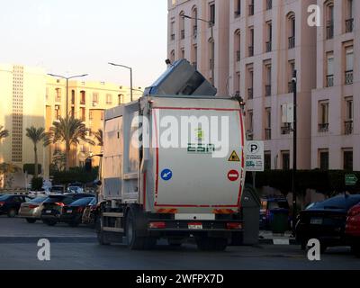 Kairo, Ägypten, 6. Januar 2024: Ein Müllwagen, Müllwagen, ein Lkw, der speziell entwickelt wurde, um kommunale feste Abfälle zu sammeln und zu einem festen Abfall zu transportieren Stockfoto