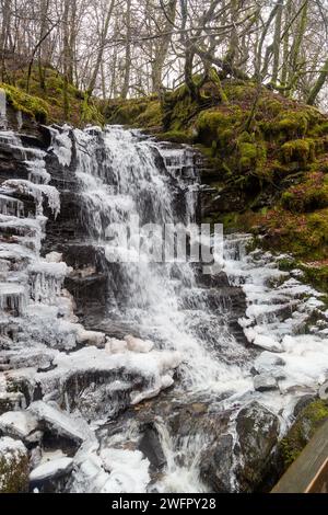 Ein gefrorener Wasserfall auf dem Birks of Aberfeldy Walk Stockfoto