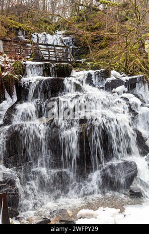 Ein gefrorener Wasserfall auf dem Birks of Aberfeldy Walk Stockfoto