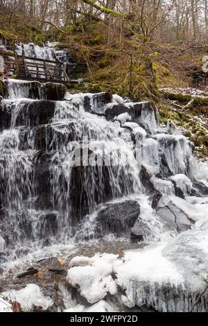 Ein gefrorener Wasserfall auf dem Birks of Aberfeldy Walk Stockfoto