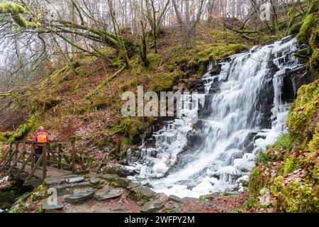 Ein gefrorener Wasserfall auf dem Birks of Aberfeldy Walk Stockfoto