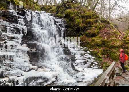 Ein gefrorener Wasserfall auf dem Birks of Aberfeldy Walk Stockfoto