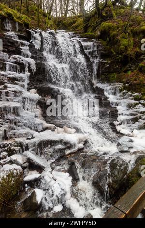Ein gefrorener Wasserfall auf dem Birks of Aberfeldy Walk Stockfoto