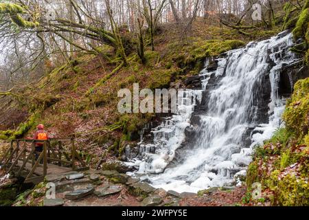 Ein gefrorener Wasserfall auf dem Birks of Aberfeldy Walk Stockfoto