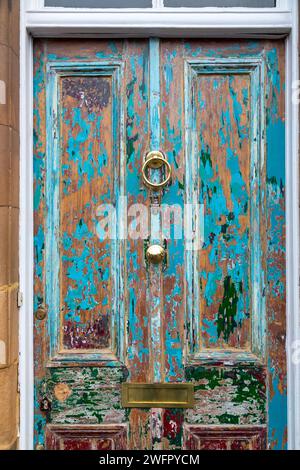 Eine verwitterte Haustür aus Holz Stockfoto