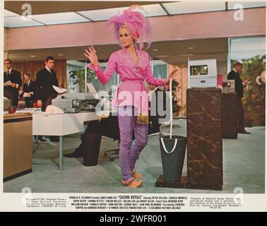 Casino Royale David Niven Agent James Bond in der wilden psychedelischen Spoof. Mit Peter Sellers, Ursula Andress und Orson Welles Stockfoto