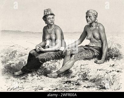 Dyak Mädchen und Frau bilden Long Wai. Kalimantan. Borneo Island, Indonesien. Von Koutei nach Banjarmasin, eine Reise durch Borneo von Carl Bock (1849 - 1932) Stockfoto