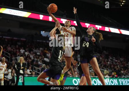 Der südkalifornische Trojaner Juju Watkins (12)] schießt den Ball gegen Chloe Briggs (11) und Elle Ladine (24) während eines NCAA College Frauen Basketballspiels in Los Angeles am Sonntag, den 28. Januar 2024. Washington besiegte die USC 62–49. Stockfoto