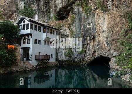 Blagaj Tekke und Buna River Quelle am Fuße einer Steinklippe. Derwisch Tekke bei Mostar Stockfoto