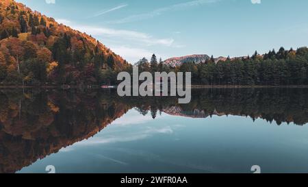 Ein Herbstmorgen am Borcka Lake. Panoramablick auf den See mit früherem Sickerwasser. Studien zu Natur und Tourismus sind geeignet. Stockfoto