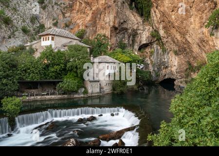 Blagaj Tekke und Buna River Quelle am Fuße einer Steinklippe. Derwisch Tekke bei Mostar Stockfoto