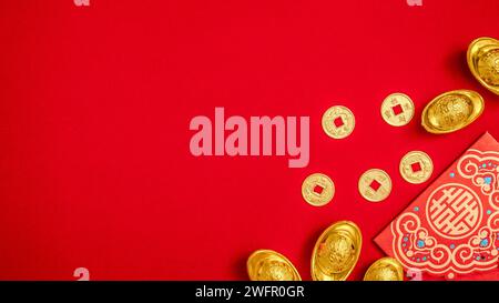 Roter Umschlag, ang Pow, rotes Paket mit alten chinesischen Ingots Goldbarren, Golden Chinese Ancient Feng Shui Lucky Coin für Wohlstandsgeld. Stockfoto