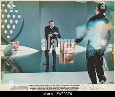 Casino Royale David Niven Agent James Bond in der wilden psychedelischen Spoof. Mit Peter Sellers, Ursula Andress und Orson Welles Stockfoto