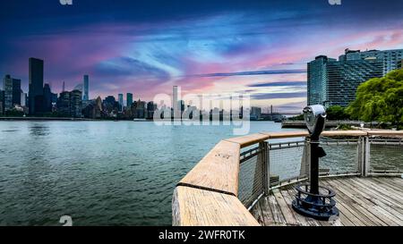 Fernglas am Pier Aussichtspunkt und Beobachter von Long Island ist eine Insel, die sich über New York (USA) erstreckt, um die fabelhafte Skyline von Manhat zu genießen Stockfoto