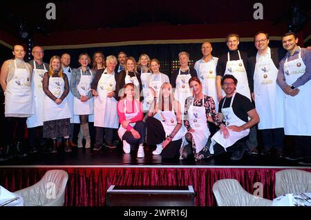 Gruppenfoto mit Rolf Zuckowski, Nova Meierhenrich, Susanne Böhm, Michel Abdollahi, Dennis Wilms, Rüdiger Grube, Sandra Quadflieg, Sebastian Knauer, Ina Menzer, Kirsten Roschlaub, Julia Kretschmer-Wachsmann, Boris Entrup,Tessa Bergmeier, Cornelia Poletto, Christiane Dienhold u.a. beim Charity-Abend Zugusten des Lufthafens des Altonaer Kinderkrankenhauses im Cornelia Poletto Palazzo auf der Horner Rennbahn. Hamburg, 31.01.2024 *** Gruppenfoto mit Rolf Zuckowski, Nova Meierhenrich, Susanne Böhm, Michel Abdollahi, Dennis Wilms, Rüdiger Grube, Sandra Quadflieg, Sebastian Knauer, Ina Menzer, Kirste Stockfoto