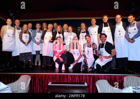 Gruppenfoto mit Rolf Zuckowski, Nova Meierhenrich, Susanne Böhm, Michel Abdollahi, Dennis Wilms, Rüdiger Grube, Sandra Quadflieg, Sebastian Knauer, Ina Menzer, Kirsten Roschlaub, Julia Kretschmer-Wachsmann, Boris Entrup,Tessa Bergmeier, Cornelia Poletto, Christiane Dienhold u.a. beim Charity-Abend Zugusten des Lufthafens des Altonaer Kinderkrankenhauses im Cornelia Poletto Palazzo auf der Horner Rennbahn. Hamburg, 31.01.2024 *** Gruppenfoto mit Rolf Zuckowski, Nova Meierhenrich, Susanne Böhm, Michel Abdollahi, Dennis Wilms, Rüdiger Grube, Sandra Quadflieg, Sebastian Knauer, Ina Menzer, Kirste Stockfoto