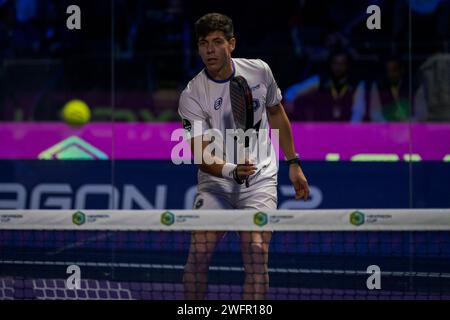 Madrid, Spanien. Januar 31, 2024. Juan Tello, argentinischer Profi-Paddelspieler mit Martin di Nenno (nicht abgebildet) spielt gegen Lucho Capra und Federico Chingotto (nicht abgebildet) während eines Spiels des Hexagon Cup-Paddelturniers, das in der Madrid Arena gefeiert wird. Endstand: Lucho Capra und Federico Chingotto 0:2 Juan Tello und Martin di Nenno. Vom 31. Januar bis zum 4. Februar 2024 werden im Hexagon Cup die besten Paddlespieler der Welt in einem innovativen neuen Team-Format gespielt. Quelle: SOPA Images Limited/Alamy Live News Stockfoto