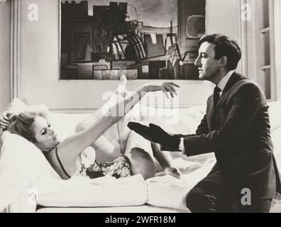 Casino Royale David Niven Agent James Bond in der wilden psychedelischen Spoof. Mit Peter Sellers, Ursula Andress und Orson Welles Stockfoto