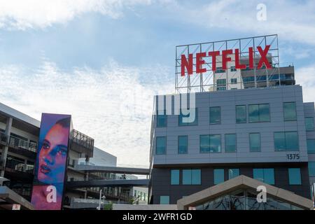 Los Angeles, USA. Januar 31, 2024. Das Netflix-Logo ist auf einem Gebäude des Video-Streaming-Anbieters zu sehen. Anrede: Andrej Sokolow/dpa/Alamy Live News Stockfoto