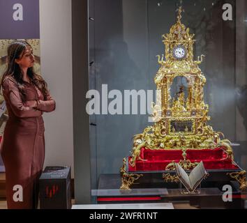 Science Museum, London, Großbritannien. Februar 2024. Am Donnerstag, dem 1. Februar 2024, wird im Wissenschaftsmuseum eine große Ausstellung mit 23 schönen und seltenen chinesischen Uhren namens zimingzhong eröffnet, die vom Palastmuseum in Peking geliehen und noch nie zuvor in Großbritannien ausgestellt wurden.vom 1. Februar 2024 bis 2. Juni 2024.Paul Quezada-Neiman/Alamy Live News Credit: Paul Quezada-Neiman/Alamy Live News Stockfoto