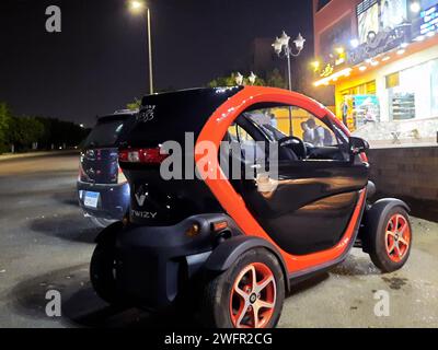 Kairo, Ägypten, 12. Oktober 2023: Der Renault Twizy, ein zweisitziges Elektroauto, das von Renault entwickelt und vermarktet wurde, ein leichtes oder schweres Vierrad-Fahrzeug Stockfoto