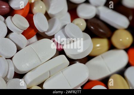 Kairo, Ägypten, 11. Januar 2024: Tablettenstapel, Konzept der medizinischen Behandlung mit Drogen, Konzept des Missbrauchs und des Drogenmissbrauchs, Hintergrund des Stapels und Stapel von c Stockfoto