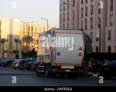 Kairo, Ägypten, 6. Januar 2024: Ein Müllwagen, Müllwagen, ein Lkw, der speziell entwickelt wurde, um kommunale feste Abfälle zu sammeln und zu einem festen Abfall zu transportieren Stockfoto