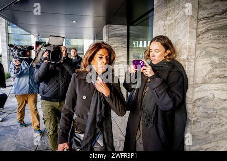 AMSTERDAM: Rachel Hazes kommt zum Gericht, um Zeugenaussagen in ihrer Klage zu hören. Tochter Roxeanne Hazes und zwei von Rachels ehemaligen Geschäftspartnern müssen in einem Fall über eine Vollmacht auf Rachels Namen aussagen. ANP ROBIN UTRECHT niederlande raus - belgien raus Stockfoto