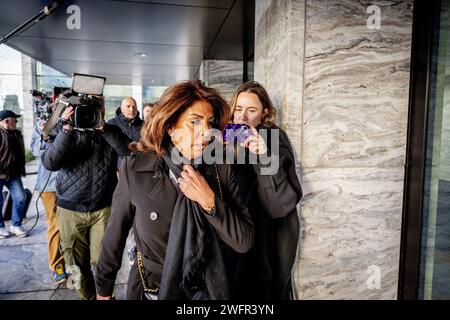 AMSTERDAM: Rachel Hazes kommt zum Gericht, um Zeugenaussagen in ihrer Klage zu hören. Tochter Roxeanne Hazes und zwei von Rachels ehemaligen Geschäftspartnern müssen in einem Fall über eine Vollmacht auf Rachels Namen aussagen. ANP ROBIN UTRECHT niederlande raus - belgien raus Stockfoto