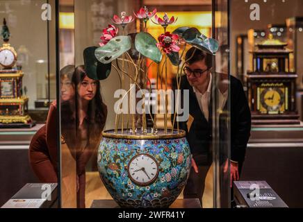 Science Museum, London, Großbritannien. Februar 2024. Am Donnerstag, dem 1. Februar 2024, wird im Wissenschaftsmuseum eine große Ausstellung mit 23 schönen und seltenen chinesischen Uhren namens zimingzhong eröffnet, die vom Palastmuseum in Peking geliehen und noch nie zuvor in Großbritannien ausgestellt wurden.vom 1. Februar 2024 bis 2. Juni 2024.Paul Quezada-Neiman/Alamy Live News Credit: Paul Quezada-Neiman/Alamy Live News Stockfoto