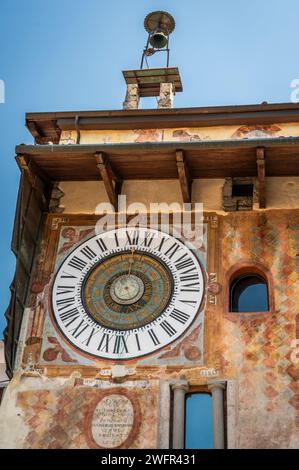 Clusone und die alte Fanzago Uhr. Val Seriana zu entdecken. Stockfoto