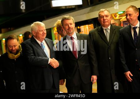 König Frederik X und Jorgen Mads Clausen, Geschäftsmann, Unternehmer und ehemaliger CEO der Danfoss Group, besuchen am Donnerstag, 1. Februar 2024 die U-Bahn-Station Stadion Narodowy Warschau in Polen. Die U-Bahn-Station bildet den Rahmen für ein Projekt, das die überschüssige Wärme der U-Bahn sammeln und wiederverwenden kann, indem sie sie in das Fernwärmenetz der Stadt einleitet. Während des Besuchs wird auch eine Absichtserklärung zwischen der Warschauer Metro, einer Reihe dänischer Unternehmen und dem dänischen Export- und Investitionsfonds unterzeichnet. Der König ist vom 30. Januar bis 2. Februar auf der offiziellen Geschäftsförderung in Polen Stockfoto