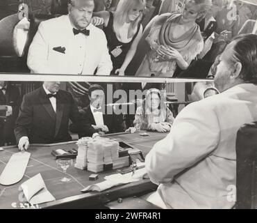 Casino Royale David Niven Agent James Bond in der wilden psychedelischen Spoof. Mit Peter Sellers, Ursula Andress und Orson Welles Stockfoto