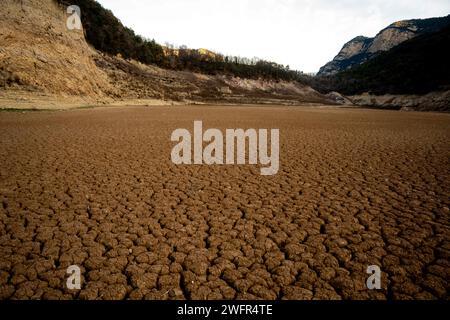 februar, 01 2024 Cercs, Spanien Dürre Barcelona-Baells Stausee Dürre, Fluss Llobregat Foto Eric Renom/LaPresse Stausee Baells, die durch den Fluss Llobregat ernährt wird, ist unter dem Mindestniveau der Tag, an dem Katalonien den Ausnahmezustand aufgrund der Dürre in der Metropolregion Barcelona ausruft und die Nutzung von Wasser oder Duschen in Fitnessstudios einschränkt. Der Fluss Llobregat, der Fluss, der dieses Reservoir speist, ist der am stärksten industrialisierte Fluss Kataloniens, da er das gesamte Industriegebiet rund um Barcelona versorgt und daher für den Betrieb der katalanischen Industrie von Car b aus lebenswichtig ist Stockfoto