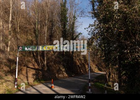 februar, 01 2024 Cercs, Spanien Dürre Barcelona-Baells Stausee Dürre, Fluss Llobregat Foto Eric Renom/LaPresse Stausee Baells, die durch den Fluss Llobregat ernährt wird, ist unter dem Mindestniveau der Tag, an dem Katalonien den Ausnahmezustand aufgrund der Dürre in der Metropolregion Barcelona ausruft und die Nutzung von Wasser oder Duschen in Fitnessstudios einschränkt. Der Fluss Llobregat, der Fluss, der dieses Reservoir speist, ist der am stärksten industrialisierte Fluss Kataloniens, da er das gesamte Industriegebiet rund um Barcelona versorgt und daher für den Betrieb der katalanischen Industrie von Car b aus lebenswichtig ist Stockfoto