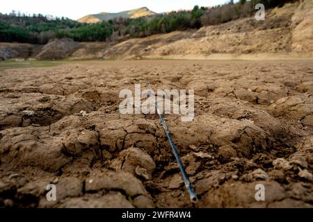 februar, 01 2024 Cercs, Spanien Dürre Barcelona-Baells Stausee Dürre, Fluss Llobregat Foto Eric Renom/LaPresse Stausee Baells, die durch den Fluss Llobregat ernährt wird, ist unter dem Mindestniveau der Tag, an dem Katalonien den Ausnahmezustand aufgrund der Dürre in der Metropolregion Barcelona ausruft und die Nutzung von Wasser oder Duschen in Fitnessstudios einschränkt. Der Fluss Llobregat, der Fluss, der dieses Reservoir speist, ist der am stärksten industrialisierte Fluss Kataloniens, da er das gesamte Industriegebiet rund um Barcelona versorgt und daher für den Betrieb der katalanischen Industrie von Car b aus lebenswichtig ist Stockfoto