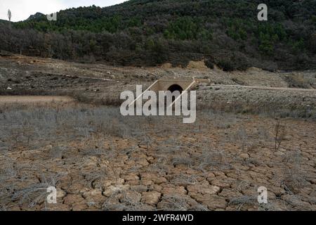 februar, 01 2024 Cercs, Spanien Dürre Barcelona-Baells Stausee Dürre, Fluss Llobregat Foto Eric Renom/LaPresse Stausee Baells, die durch den Fluss Llobregat ernährt wird, ist unter dem Mindestniveau der Tag, an dem Katalonien den Ausnahmezustand aufgrund der Dürre in der Metropolregion Barcelona ausruft und die Nutzung von Wasser oder Duschen in Fitnessstudios einschränkt. Der Fluss Llobregat, der Fluss, der dieses Reservoir speist, ist der am stärksten industrialisierte Fluss Kataloniens, da er das gesamte Industriegebiet rund um Barcelona versorgt und daher für den Betrieb der katalanischen Industrie von Car b aus lebenswichtig ist Stockfoto