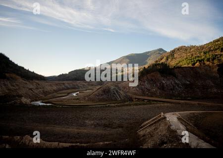 februar, 01 2024 Cercs, Spanien Dürre Barcelona-Baells Stausee Dürre, Fluss Llobregat Foto Eric Renom/LaPresse Stausee Baells, die durch den Fluss Llobregat ernährt wird, ist unter dem Mindestniveau der Tag, an dem Katalonien den Ausnahmezustand aufgrund der Dürre in der Metropolregion Barcelona ausruft und die Nutzung von Wasser oder Duschen in Fitnessstudios einschränkt. Der Fluss Llobregat, der Fluss, der dieses Reservoir speist, ist der am stärksten industrialisierte Fluss Kataloniens, da er das gesamte Industriegebiet rund um Barcelona versorgt und daher für den Betrieb der katalanischen Industrie von Car b aus lebenswichtig ist Stockfoto