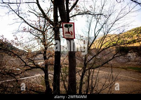 februar, 01 2024 Cercs, Spanien Dürre Barcelona-Baells Stausee Dürre, Fluss Llobregat Foto Eric Renom/LaPresse Stausee Baells, die durch den Fluss Llobregat ernährt wird, ist unter dem Mindestniveau der Tag, an dem Katalonien den Ausnahmezustand aufgrund der Dürre in der Metropolregion Barcelona ausruft und die Nutzung von Wasser oder Duschen in Fitnessstudios einschränkt. Der Fluss Llobregat, der Fluss, der dieses Reservoir speist, ist der am stärksten industrialisierte Fluss Kataloniens, da er das gesamte Industriegebiet rund um Barcelona versorgt und daher für den Betrieb der katalanischen Industrie von Car b aus lebenswichtig ist Stockfoto