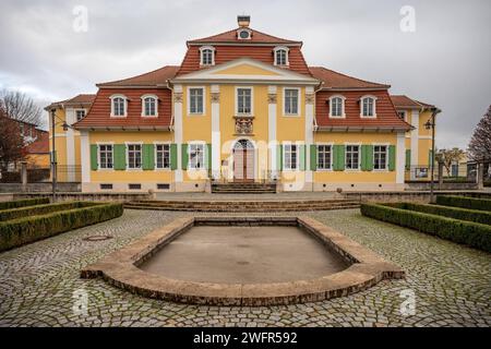 Bad Langensalza Friederikenschlößchen. Bad Langensalza ist eine Kurstadt im Unstrut-Hainich-Kreis in Thüringen. Sie ist nach der Kreisstadt Mühlhausen die zweitgrößte Stadt im Kreis und bildet das Mittelzentrum für dessen südöstlichen Teil sowie für einige Gemeinden im nördlichen Landkreis Gotha. Bad Langensalza Thüringen Deutschland *** Bad Langensalza Friederikenschlößchen Bad Langensalza ist eine Kurstadt im thüringischen Stadtteil Unstrut Hainich Sie ist nach der Kreisstadt Mühlhausen die zweitgrößte Stadt des Landkreises und bildet das Mittelzentrum für ihren südöstlichen Teil sowie einen Teil des Landkreises Stockfoto