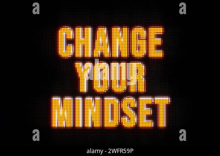 Ändere deine Einstellung. Ändere deine Einstellung. Banner in orangefarbenen und weißen Großbuchstaben. Der Text, ändere deine Einstellung, beleuchtet. Verstand, Gedanken, oppo Stockfoto