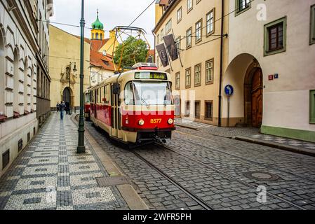 Praha, Tschechische Republik, 29 okt 2023, Straßenbahn in der Altstadt *** Praha, Tschechische Republik, 29 okt 2023, Straßenbahn in der Altstadt Copyright: XWolfgangxSimlingerx Stockfoto