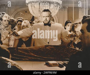Casino Royale David Niven Agent James Bond in der wilden psychedelischen Spoof. Mit Peter Sellers, Ursula Andress und Orson Welles Stockfoto