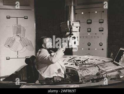 Casino Royale David Niven Agent James Bond in der wilden psychedelischen Spoof. Mit Peter Sellers, Ursula Andress und Orson Welles Stockfoto