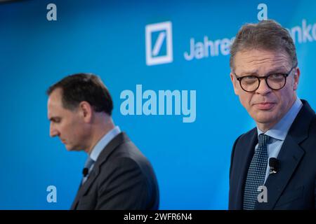 Deutsche Bank Jahresmedienkonferenz 2024 James von Moltke Strellvertretender Vorstandsvorsitzender und Finanzvorstand Deutsche Bank AG gemeinsam mit Christian Sewing Vorstandsvorsitzender Deutsche Bank AG bei der Jahresmedienkonferenz 2024 der Deutschen Bank in Frankfurt, Frankfurt, Frankfurt, 01.02.2024 Frankfurt Hessen Deutschland *** Deutsche Bank Annual Media Conference 2024 James von Moltke Strell Stellvertretender CEO und CFO Deutsche Bank AG zusammen mit Christian Sewing CEO Deutsche Bank AG auf der Annual Media Conference 2024 der Deutschen Bank in Frankfurt, Frankfurt, 01 02 2024 Frankfurt Hessen Deutschland Stockfoto