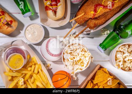 Traditionelles Sportstadionessen und Bierhintergrund, verschiedene Baseball-, Basketball-, Fußball-Fans und Stadion-Snacks, Chips, Saucen, Hot Dogs wi Stockfoto
